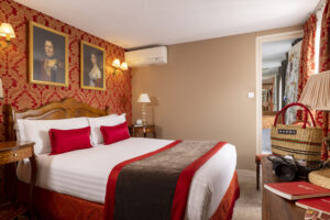 chambre avec lit double tissus rouge et bureau Hôtel de Seine paris