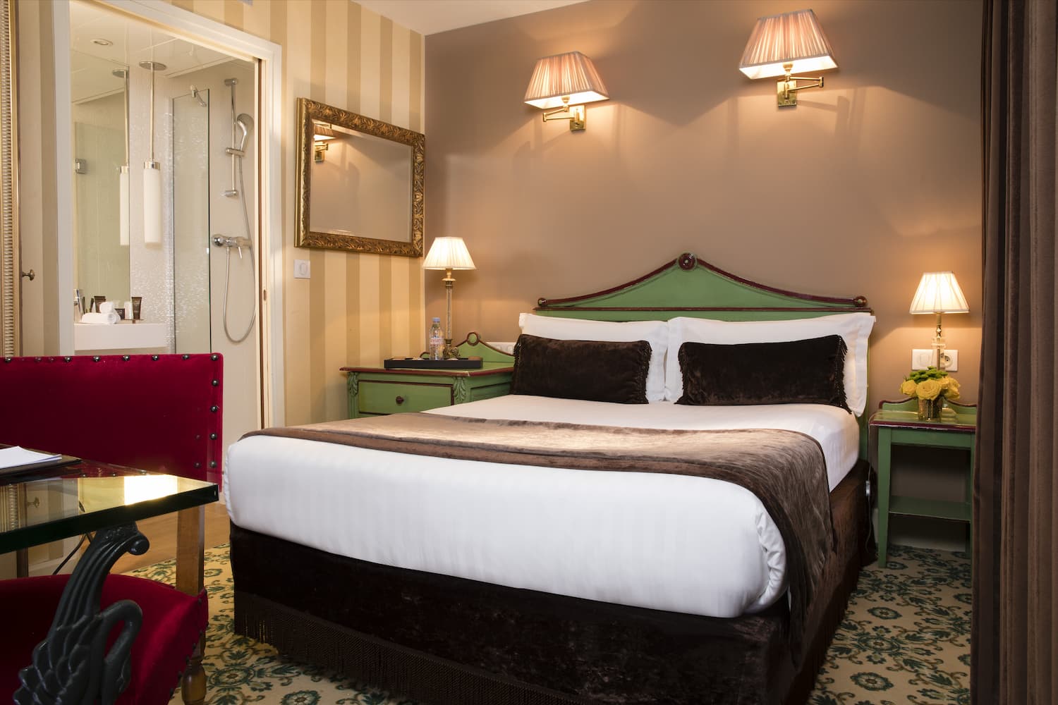 chambre avec lit double meubles verts chaise rouge et tissus beiges Hôtel des Deux Continents paris 6