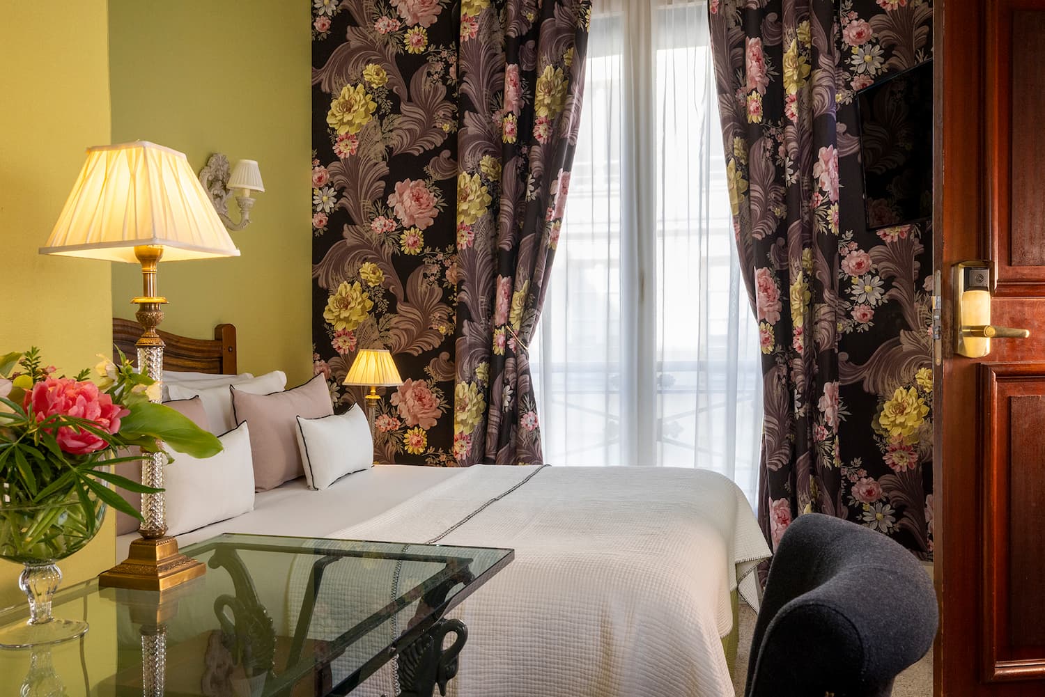 chambre avec rideaux à fleurs tissus vert et lit blanc Hôtel des Marronniers hotels saint germain des prés