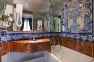 salle de bain en marbre avec lavabo et baignoire Hôtel des Marronniers hotels saint germain des prés