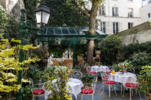 jardin avec tables dressées pour le petit-déjeuner Hôtel des Marronniers hotels paris saint-germain-des-prés