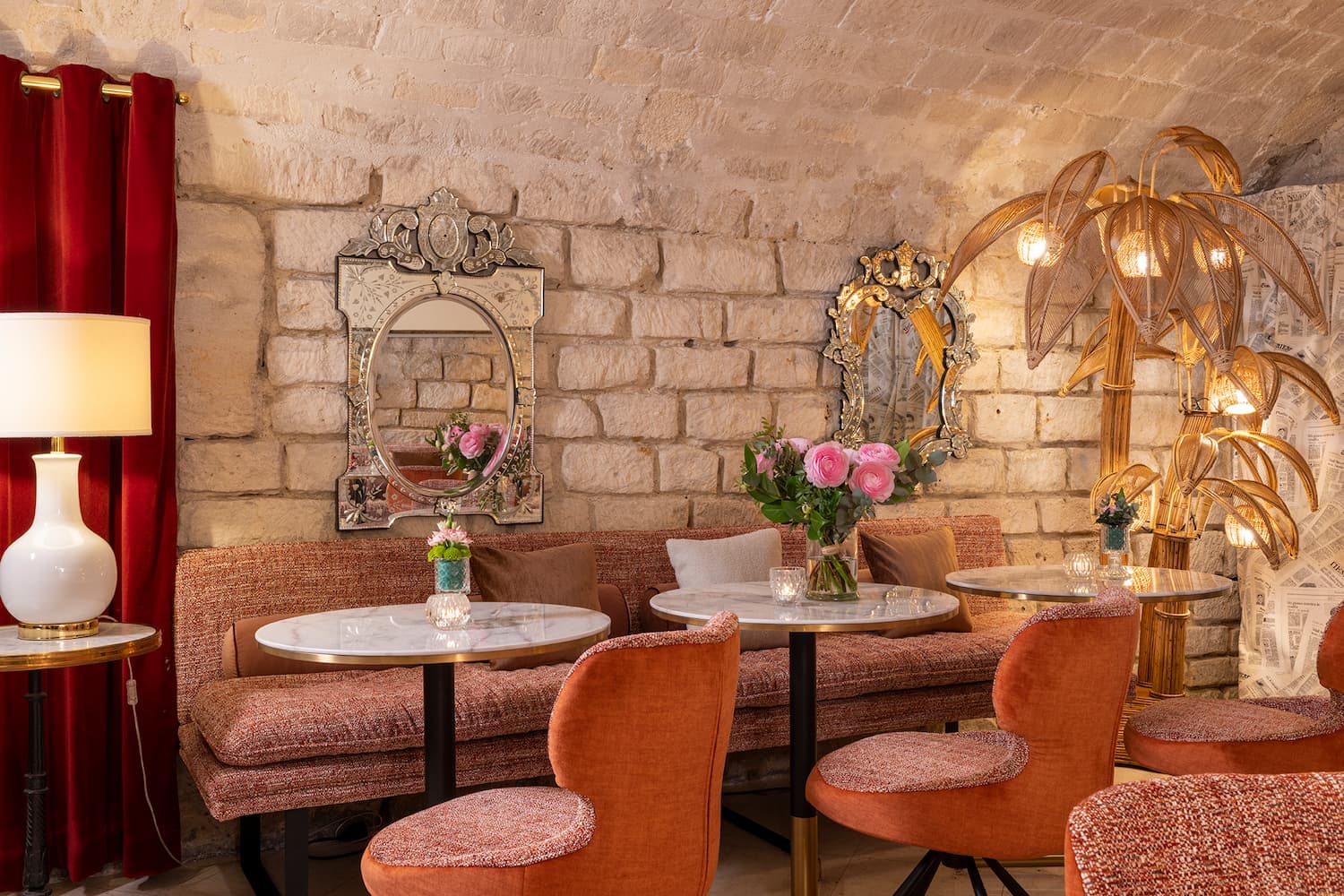 salon voute avec tables en marbre et chaises rose Hôtel des Marronniers hotels saint germain des prés